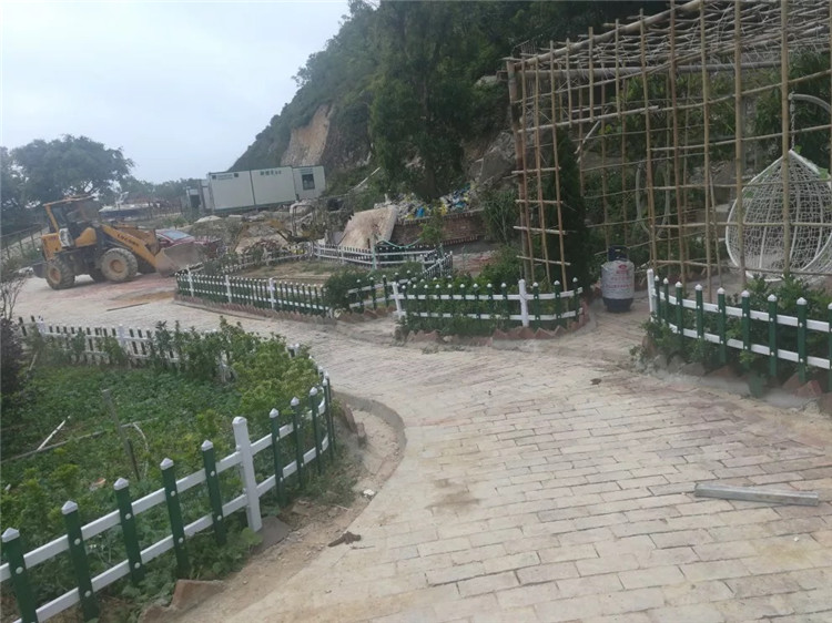 供應(yīng)武漢建設(shè)塑料欄柵 美麗鄉(xiāng)村草坪圍欄 60CM結(jié)實(shí)墨綠花壇圍欄可定制草坪圍欄欄 別墅圍欄PVC
