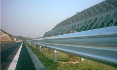 波形護(hù)欄板熱鍍鋅波形護(hù)欄廠家*