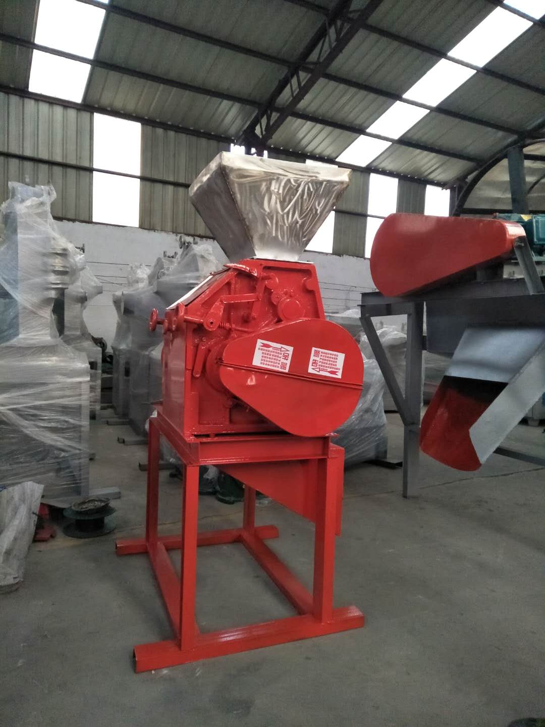 50型對(duì)輥式尿素化肥粉碎機(jī) 山東50型對(duì)輥式尿素化肥粉碎機(jī)