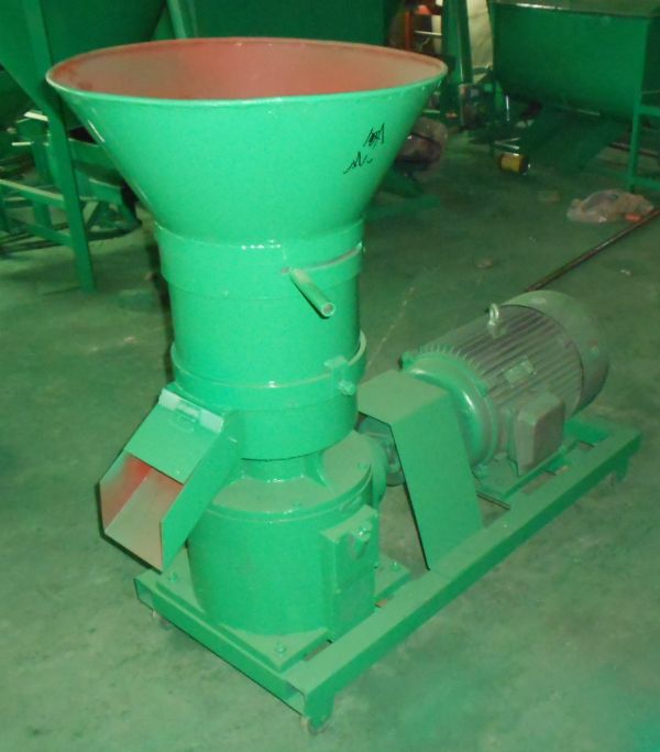 秸稈顆粒機(jī) 飼料顆粒機(jī) 全自動新款平模環(huán)膜顆粒機(jī)