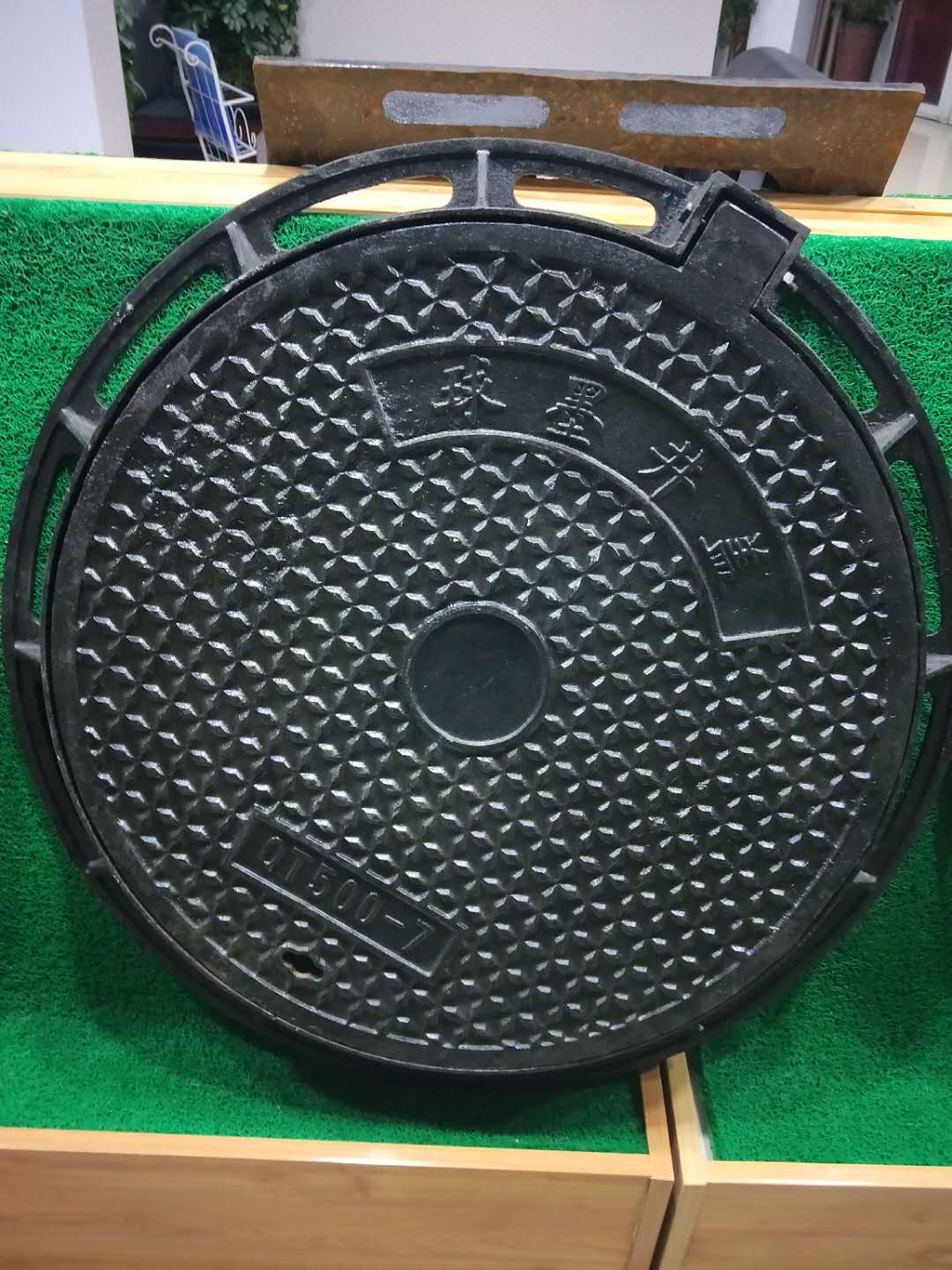 70球墨鑄鐵圓井蓋、廠家直銷鑄鐵井蓋、大量供應(yīng)球墨鑄鐵圓井蓋、鑄鐵井蓋生產(chǎn)廠家、球墨鑄鐵圓井蓋供應(yīng)商