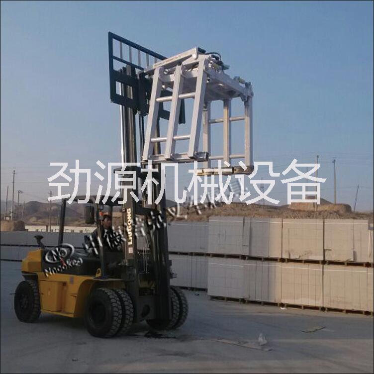 供應(yīng)叉車屬具廠家加氣磚自動(dòng)化搬運(yùn)機(jī)磚夾抱磚機(jī)裝磚機(jī)抱磚機(jī)抱磚夾叉車抱磚夾