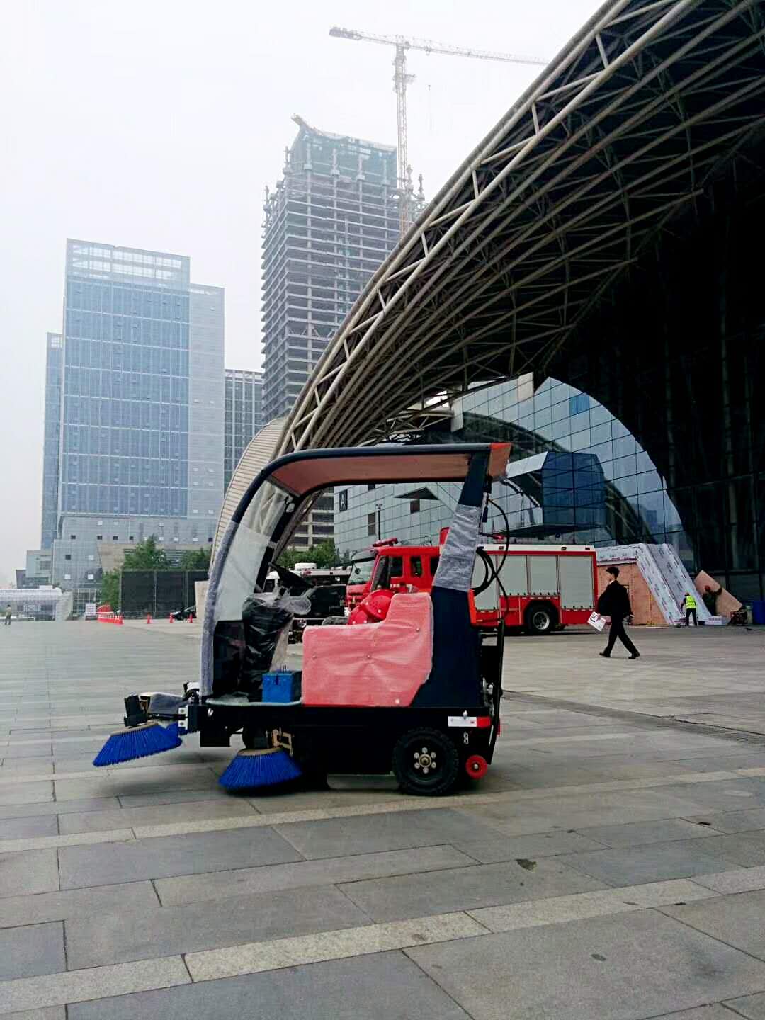 供應(yīng)電動(dòng)多功能掃地機(jī)清掃車 新能源電動(dòng)掃地機(jī)陜西普森制造