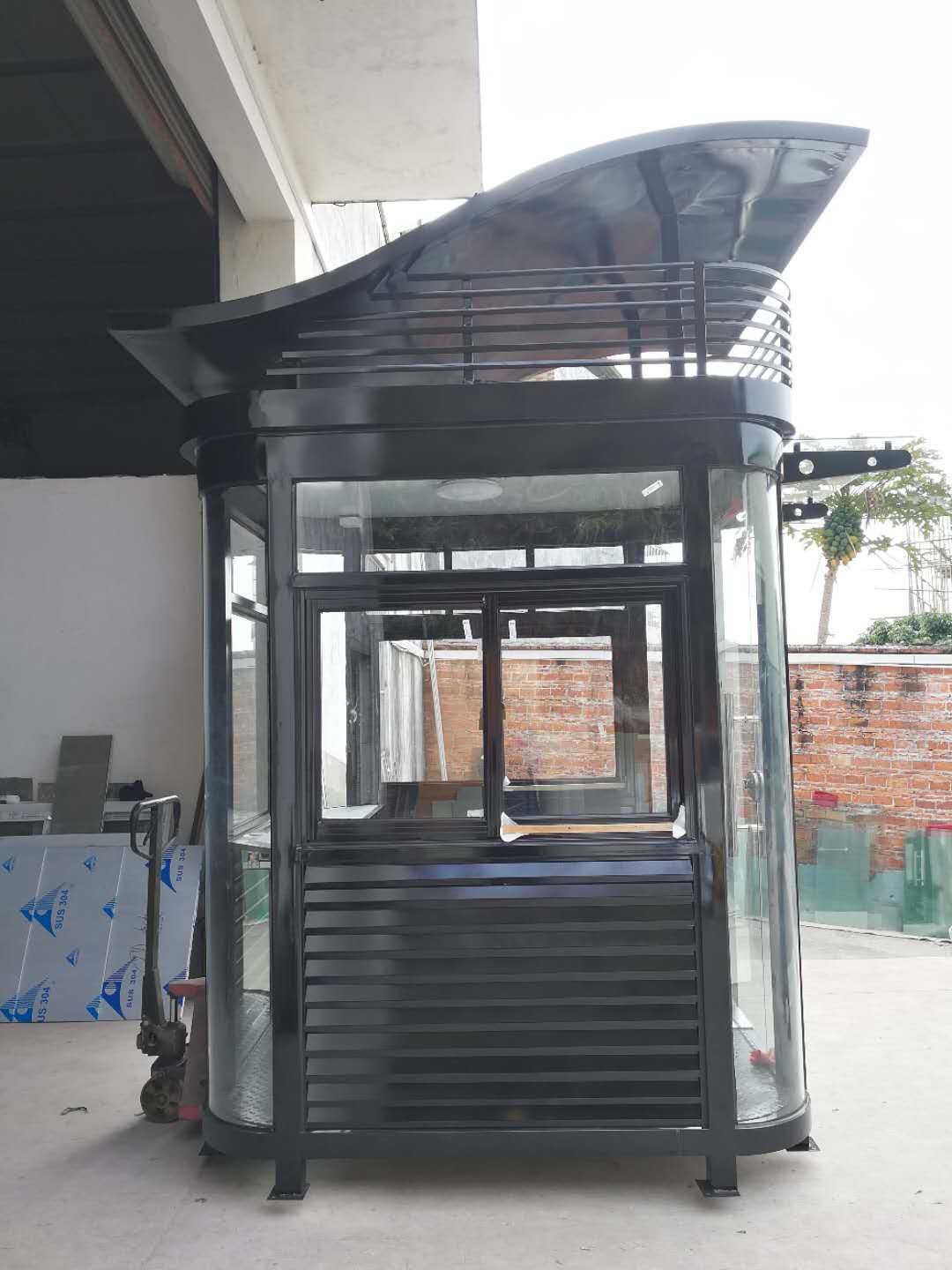 S頂藝術(shù)槽鋼鋼結(jié)構(gòu)景區(qū)售票門衛(wèi)亭形象崗?fù)?保安機場值勤站崗崗?fù)?不銹鋼收費崗?fù)?  title=