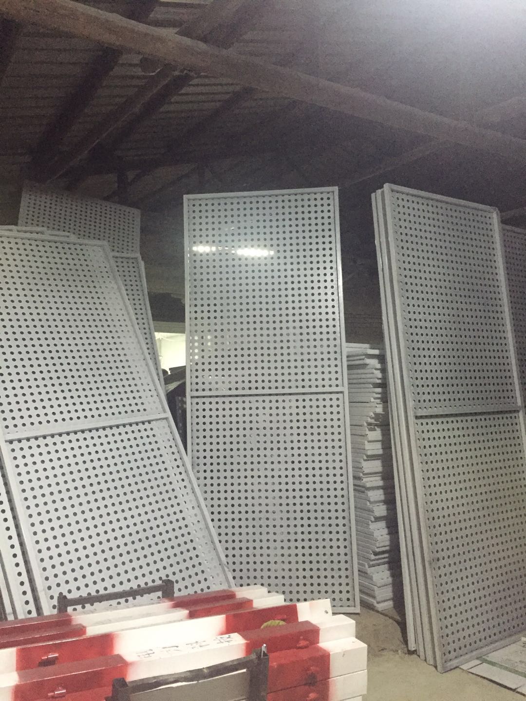 珠海沖孔板圍擋金灣工地施工圍欄香洲區(qū)防風(fēng)護(hù)欄網(wǎng)定制 沖孔圍擋可以用于城市農(nóng)村改造