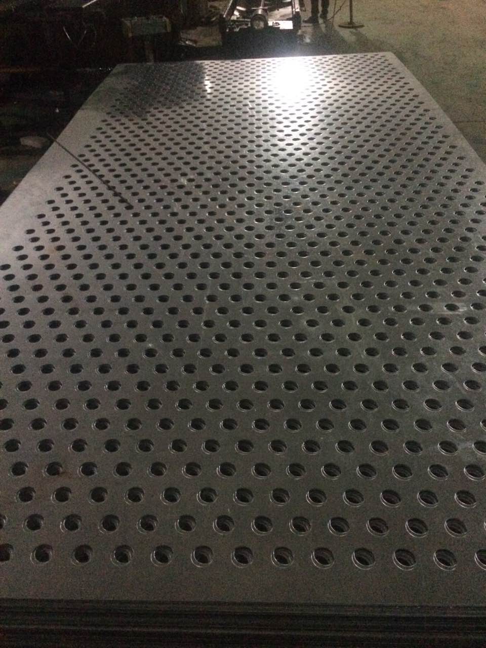 珠海沖孔板圍擋金灣工地施工圍欄香洲區(qū)防風(fēng)護(hù)欄網(wǎng)定制 沖孔圍擋可以用于城市農(nóng)村改造