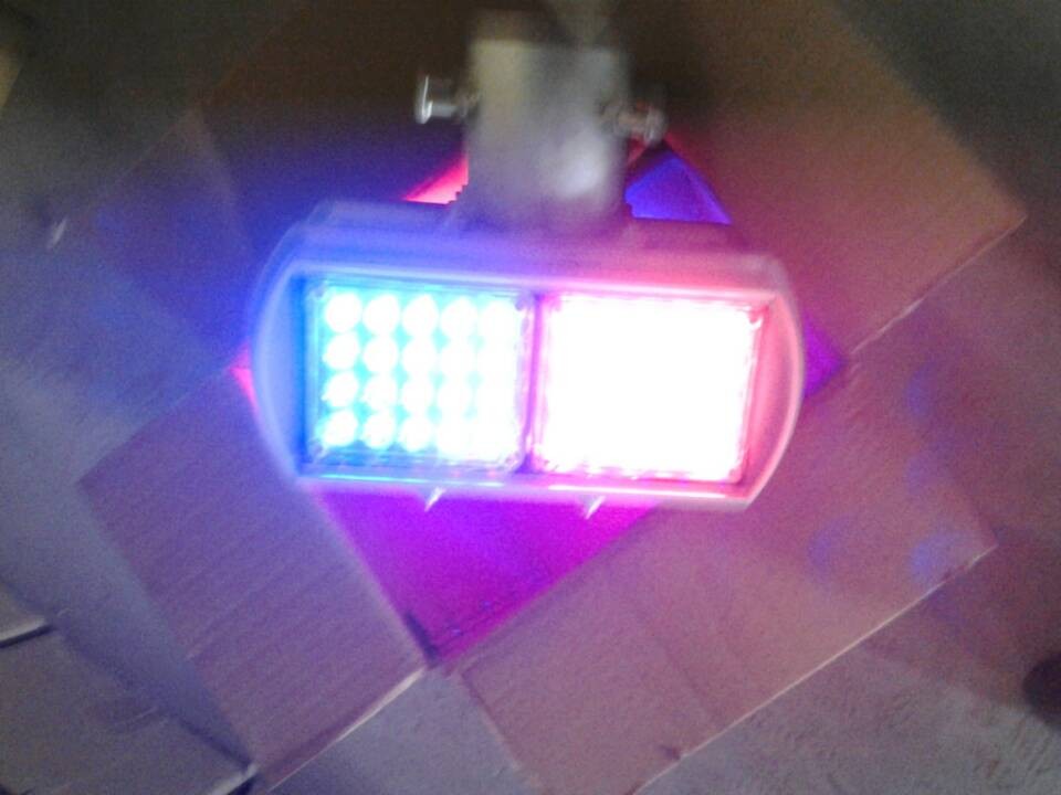 供應(yīng)松柏太陽能爆閃燈 交通紅藍(lán)爆閃燈太陽能施工燈廠家