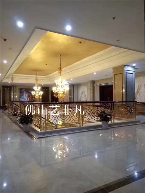 三層*別墅鋁藝樓梯，藝術(shù)方式雕刻K金鋁板護欄
