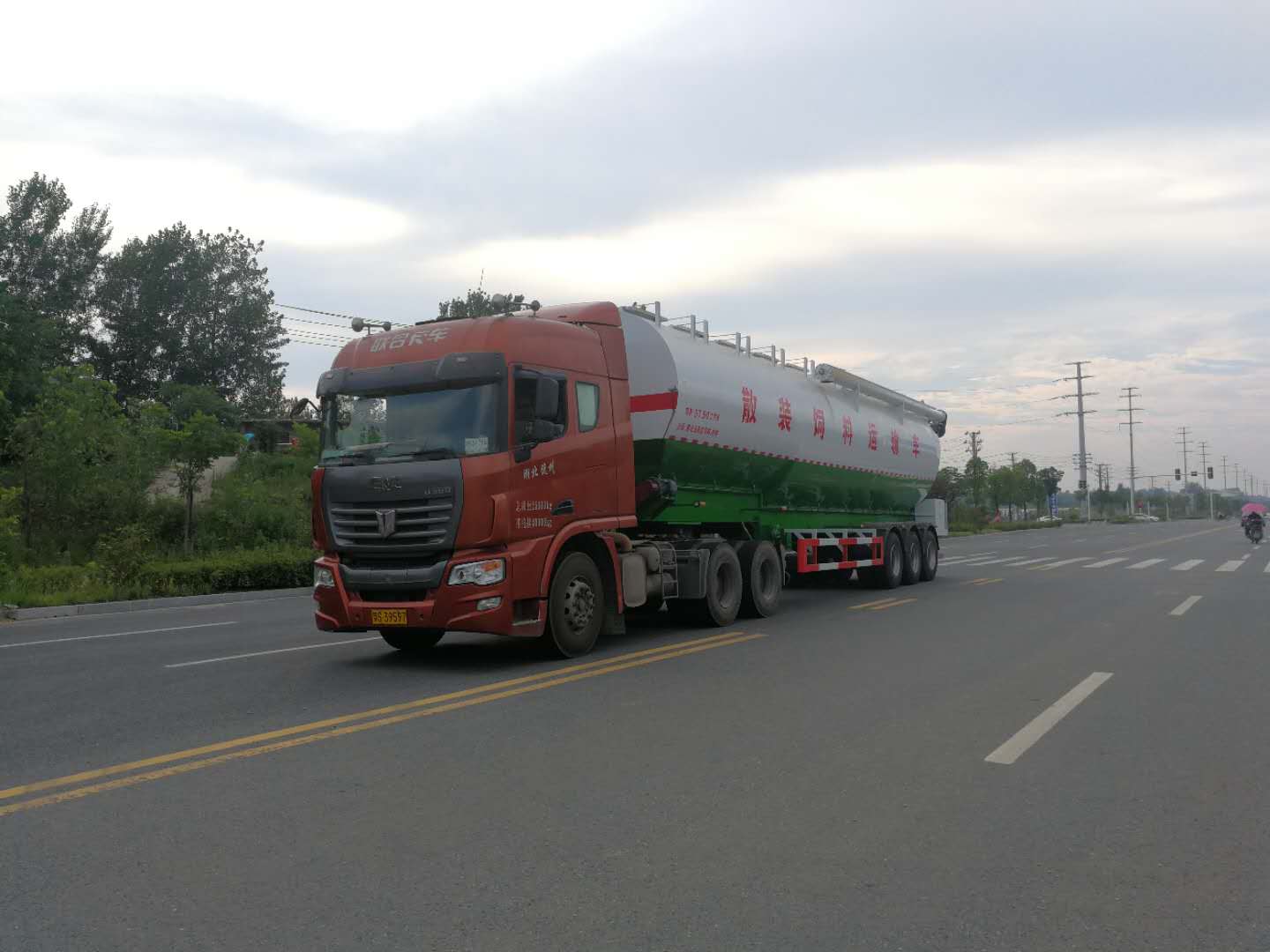 30噸散裝飼料半掛車價格  散裝飼料半掛車 飼料車廠家 飼料半掛車價格