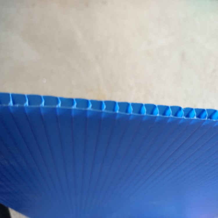 供應(yīng)5MM厚蘭色黑色中空板平板中空板刀卡中空板隔板中空板塑料箱 塑料中空板