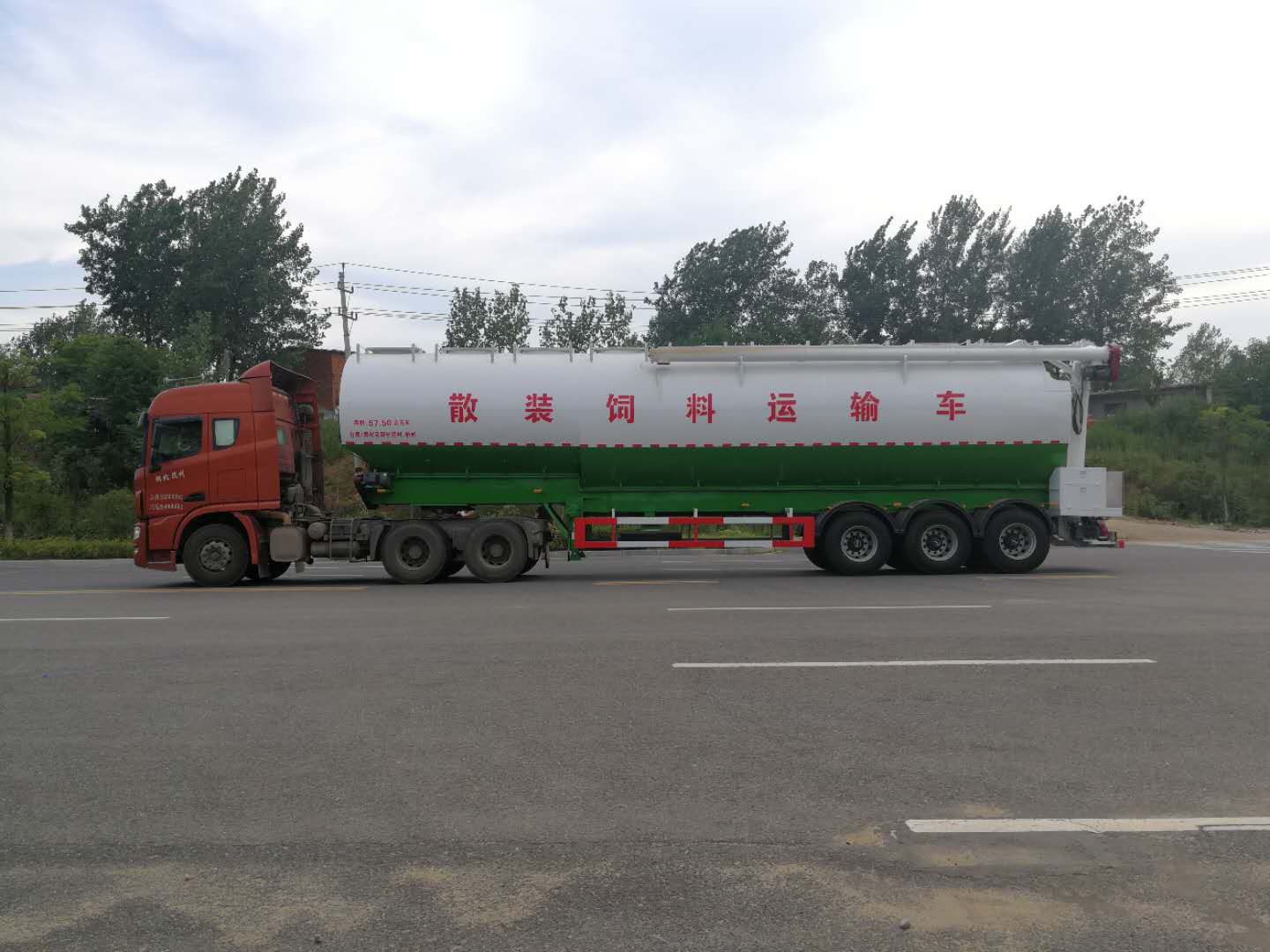30噸散裝飼料半掛車價格  散裝飼料半掛車 飼料車廠家 飼料半掛車價格