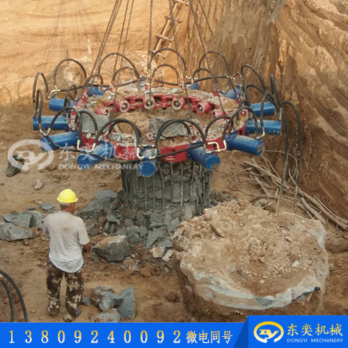 破樁機 挖掘機起吊破樁頭機器 截樁機現(xiàn)場