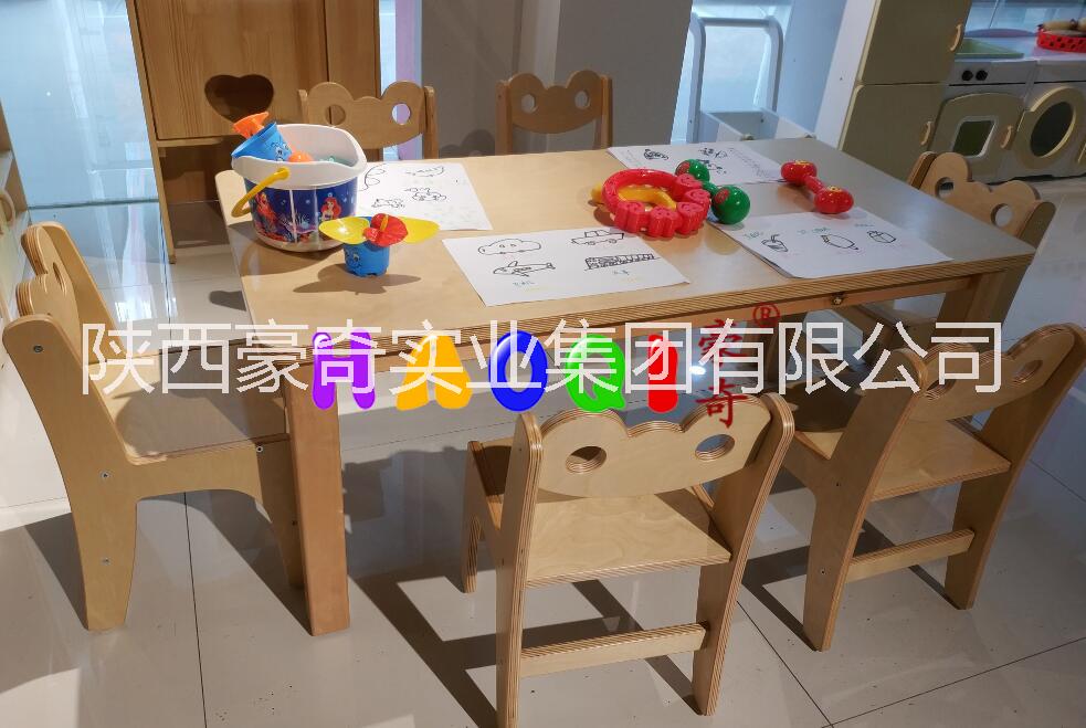 陜西廠家直銷幼兒園兒童實(shí)木區(qū)角柜