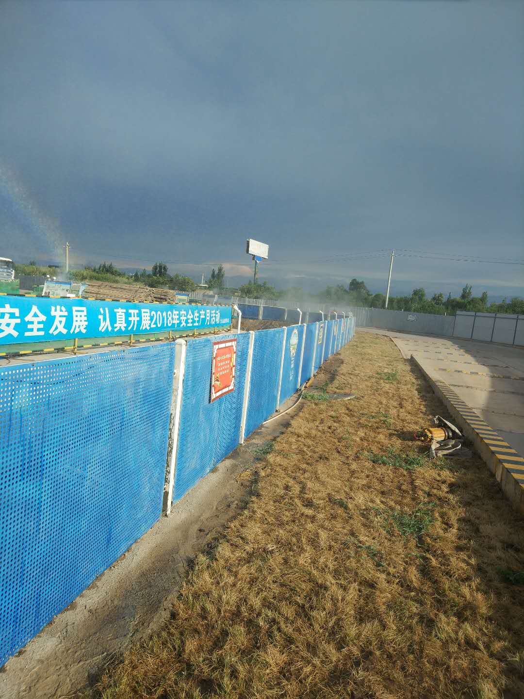 武漢工地圍擋水霧噴淋除塵系統(tǒng)廠家，圍欄噴淋降塵設(shè)備 料倉工地圍擋水霧噴淋除塵系統(tǒng)