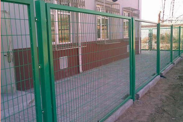 現(xiàn)貨供應陽春道路護欄 交通隔離欄批發(fā) 市政鋅鋼公路護欄