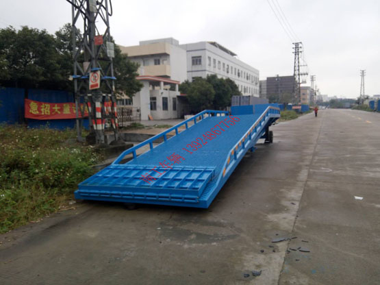 佛山8噸液壓移動(dòng)式登車橋