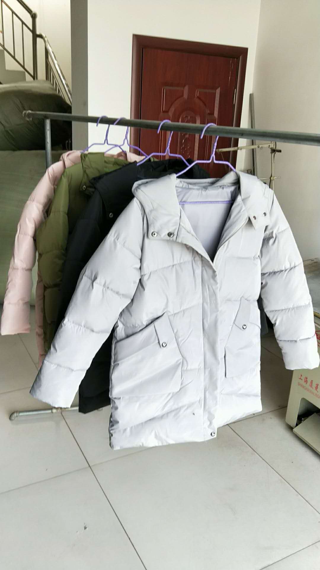 供應(yīng)灰色女式羽絨服 修身羽絨服 女裝羽絨服廠家 羽絨服價(jià)格 女式羽絨服