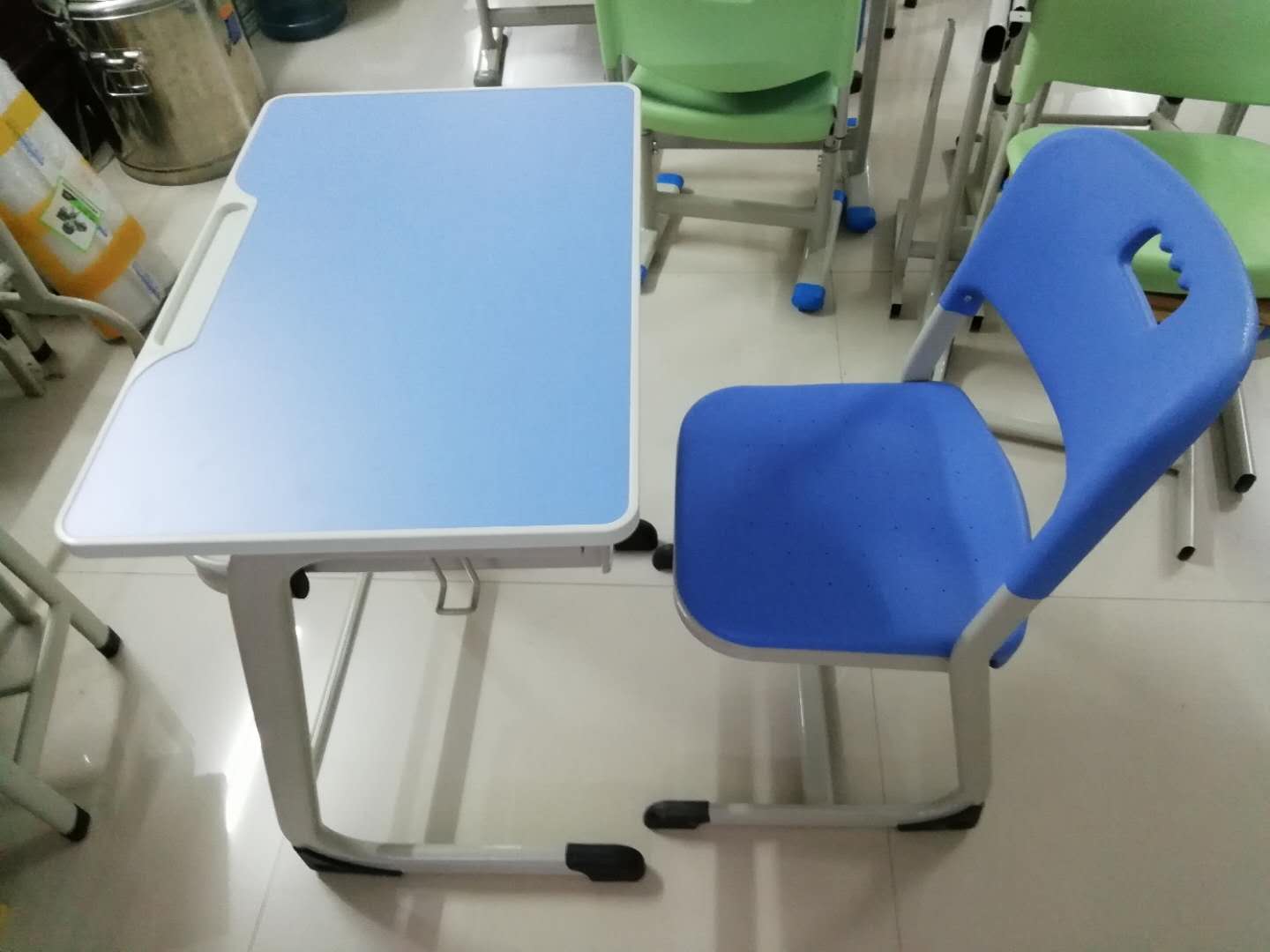深圳課桌椅廠家*課桌椅廠家直銷*坪地課桌椅廠家 KZ深圳升降課桌椅
