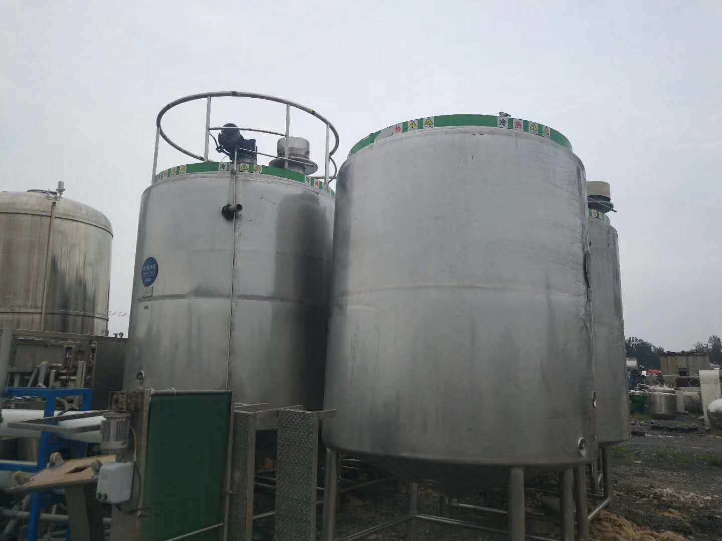 10立方保溫加熱飲料儲(chǔ)奶罐10立方保溫加熱飲料儲(chǔ)奶罐