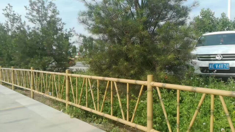 楊陵籬笆仿竹節(jié)柵欄，鉻鋼仿竹圍欄，園林市政圍欄，竹節(jié)管道路護欄可根據(jù)客戶要求定制