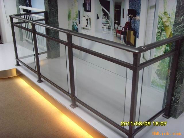 東營鋅鋼陽臺(tái)欄桿，仿木紋樓梯扶手，玻璃護(hù)窗欄桿，仿古銅靠墻扶手