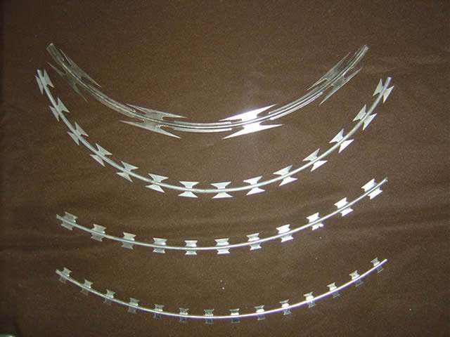 圍墻防盜*刺繩圍欄網(wǎng) 鍍鋅監(jiān)獄圍墻防盜*刺繩圍欄網(wǎng)