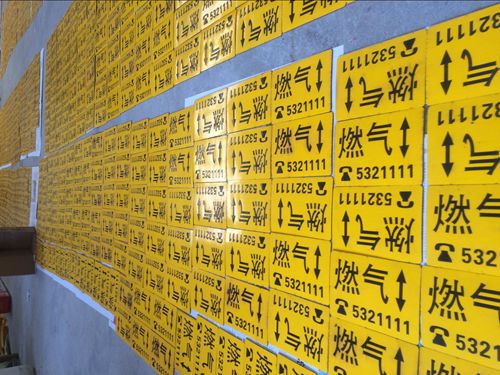 供應(yīng)輸氣管道路面走向牌，地埋電纜警示牌廠家，橡膠走向標(biāo)志牌