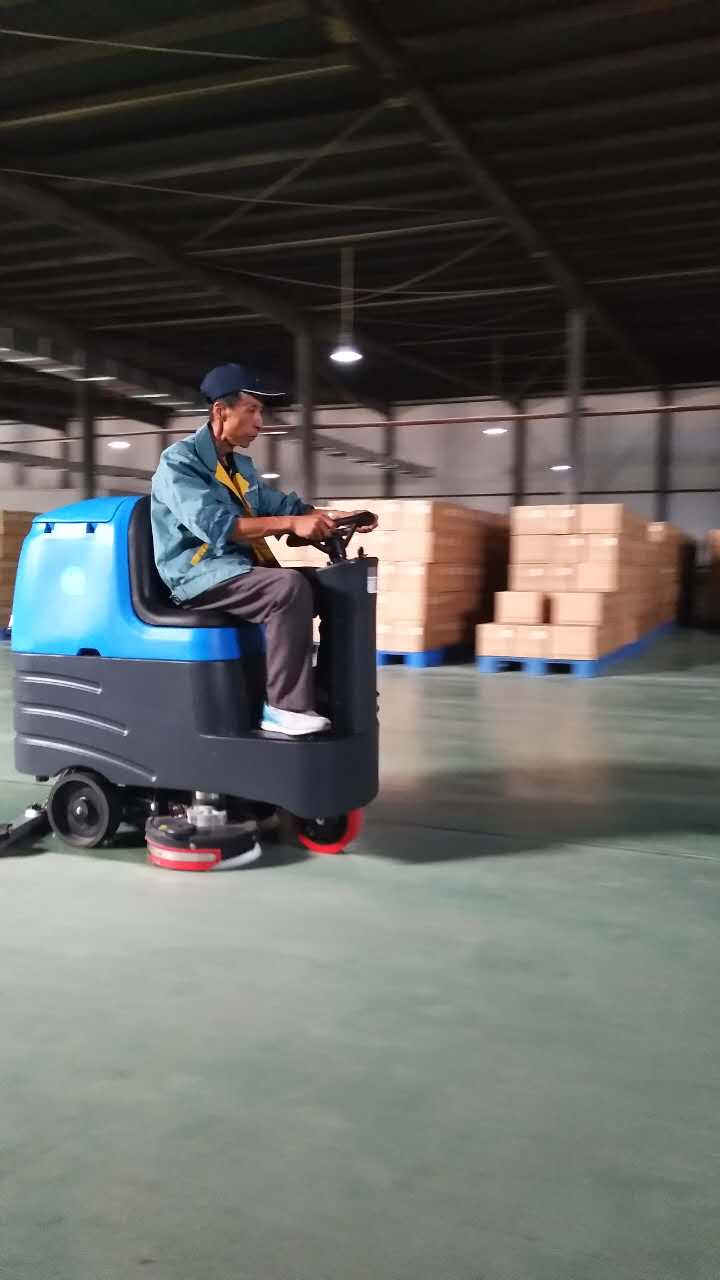 江蘇洗地機(jī)  駕駛式洗地機(jī)價(jià)格  駕駛式洗地機(jī)報(bào)價(jià) 江蘇駕駛式洗地車