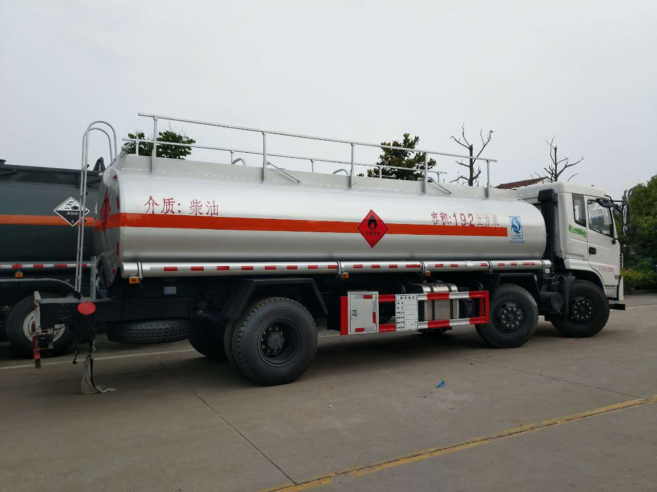 東風小三軸油罐車廠家直銷價格圖片參數