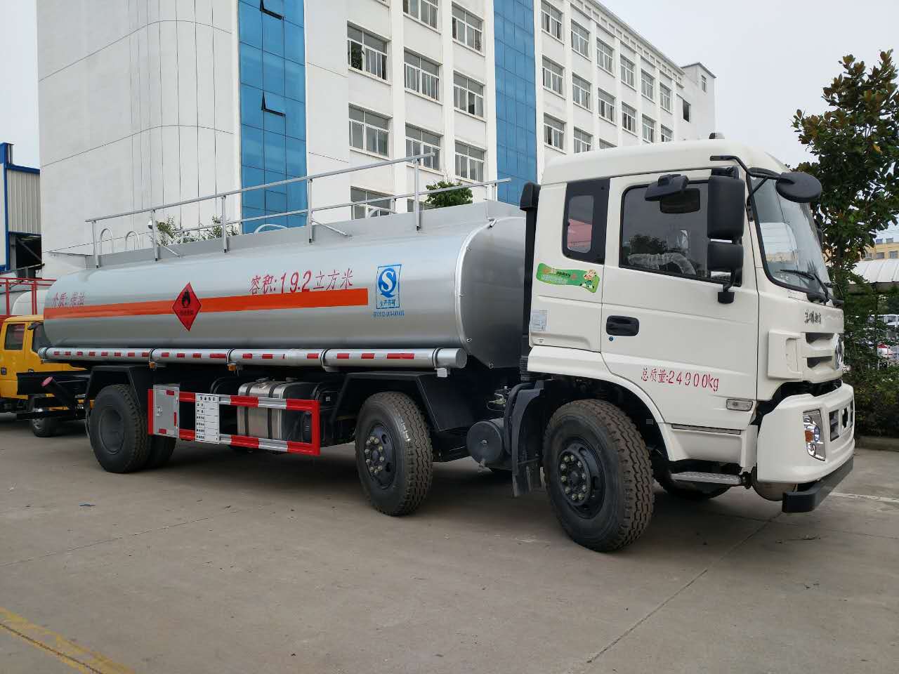 東風小三軸油罐車廠家直銷價格圖片參數