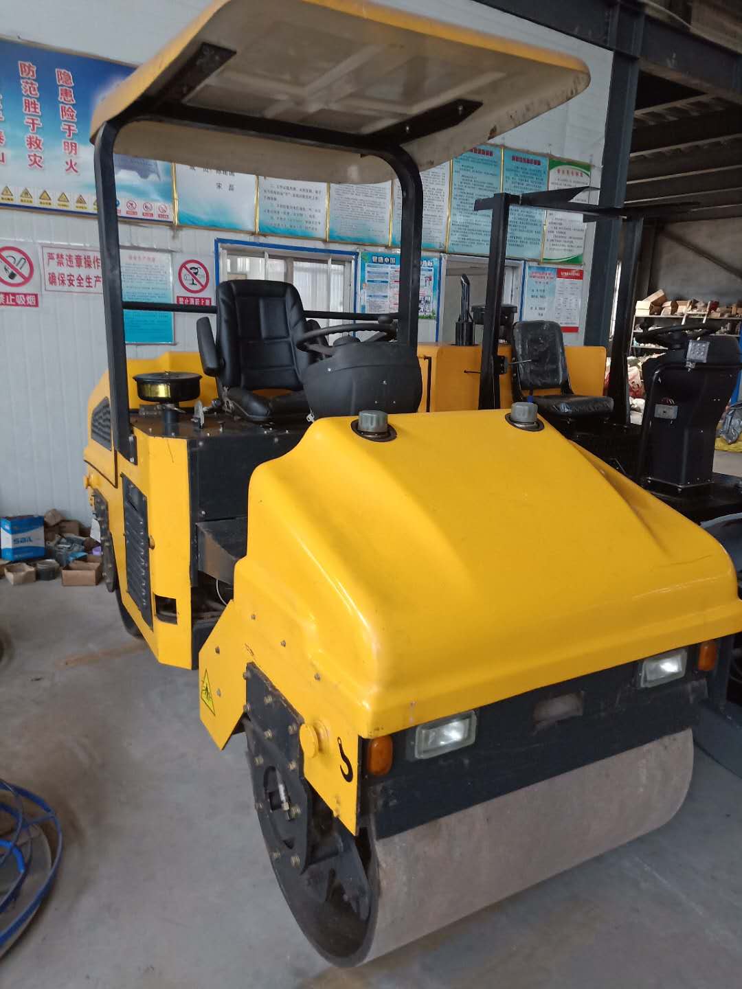 3噸座駕式振動(dòng)壓路機(jī)