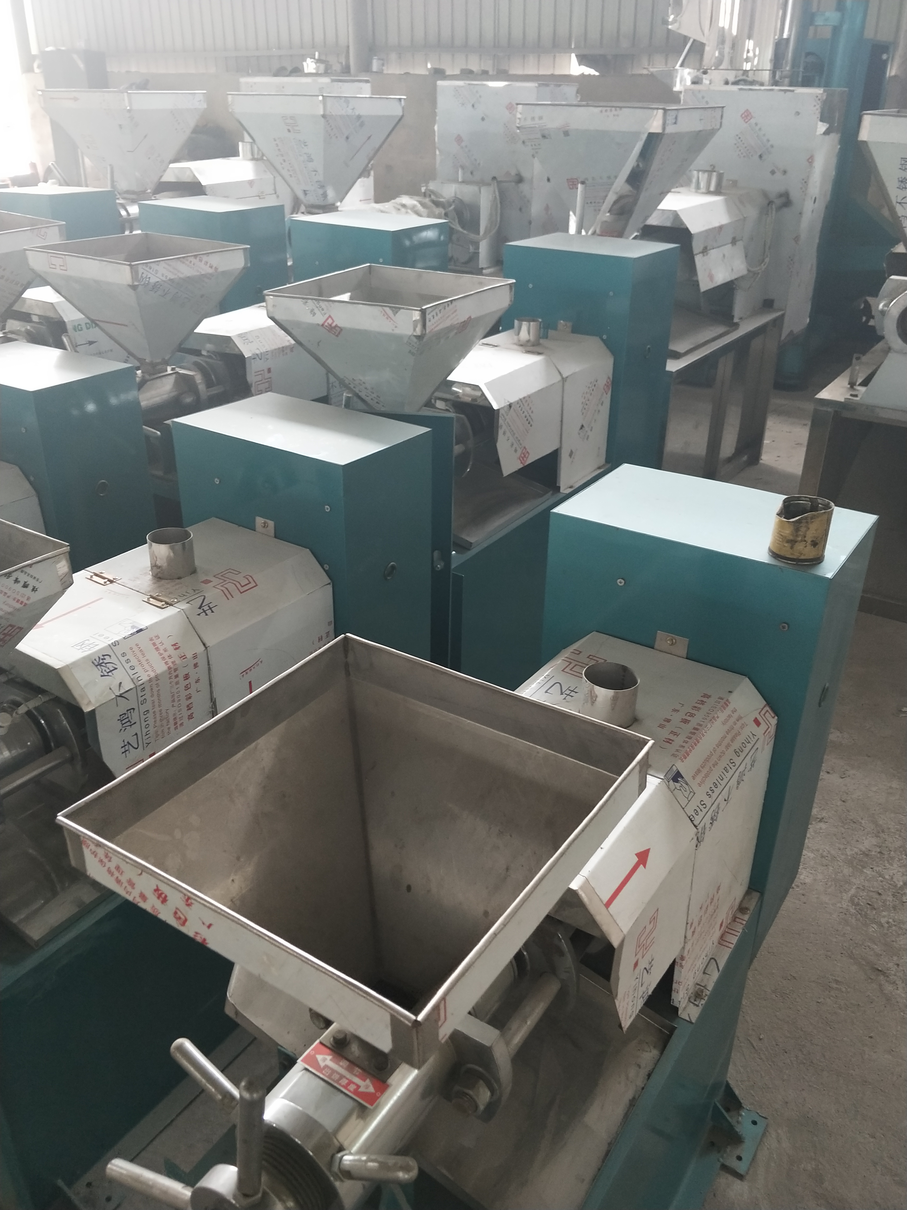 100型螺旋榨油機(jī) 100型螺旋榨油機(jī)定制 100型螺旋榨油機(jī)價(jià)格 植物榨油機(jī)定制