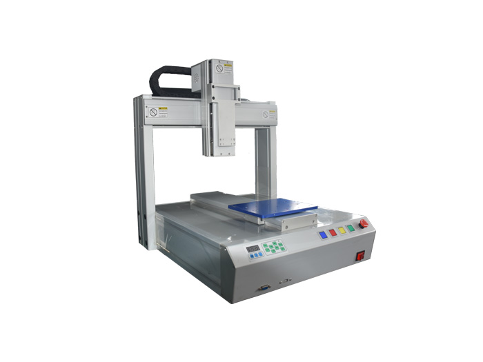 利用331全自動點(diǎn)膠機(jī)在手機(jī)后蓋涂膠，效果最達(dá)標(biāo)