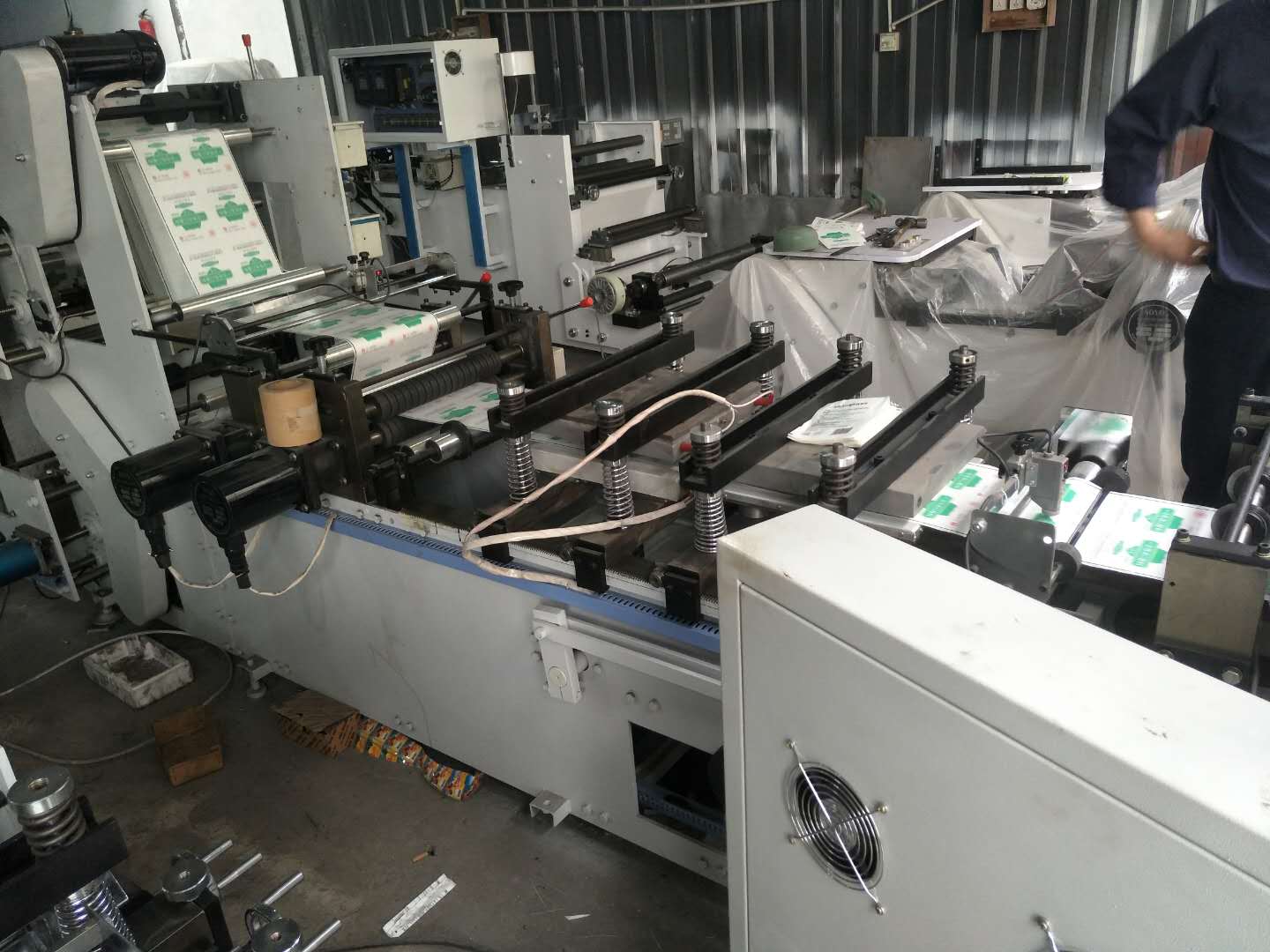 紙塑醫(yī)藥袋制袋機 雙面跟蹤醫(yī)療多功能制袋機 雙面跟蹤紙塑復合制袋機