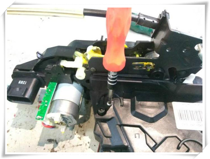 路虎攬勝打不開車門更換小電機(jī)解決大問(wèn)題