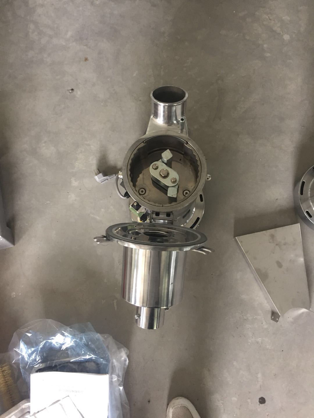 流水式中藥粉碎機(jī)
