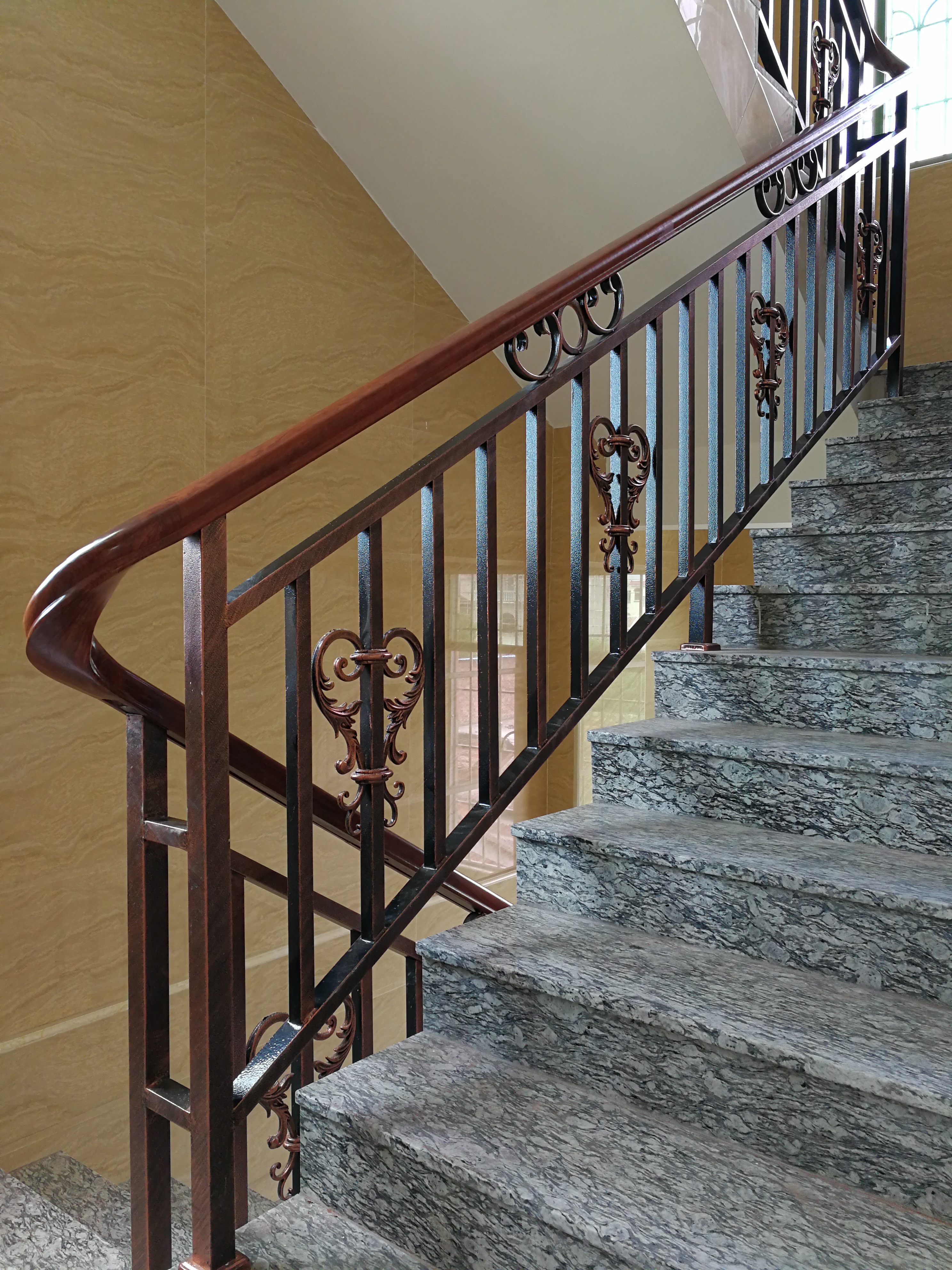 不銹鋼烤漆樓梯酒店別墅會所樓梯扶手鐵藝樓梯扶手廣州廠家定制批發(fā)直銷