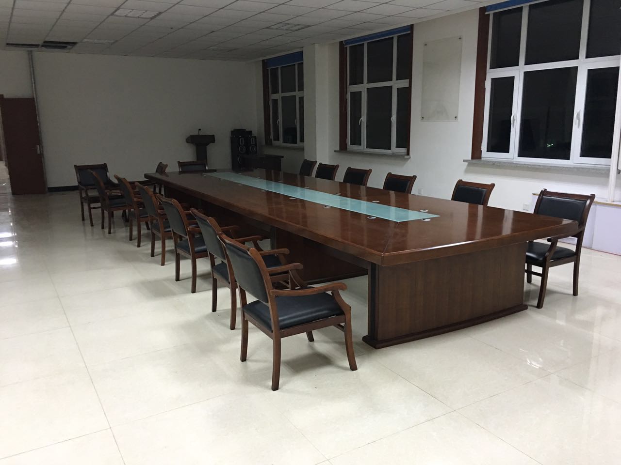 大型實木會議桌長桌椅組合橢圓形現(xiàn)代辦公桌貼木皮會議桌創(chuàng)意