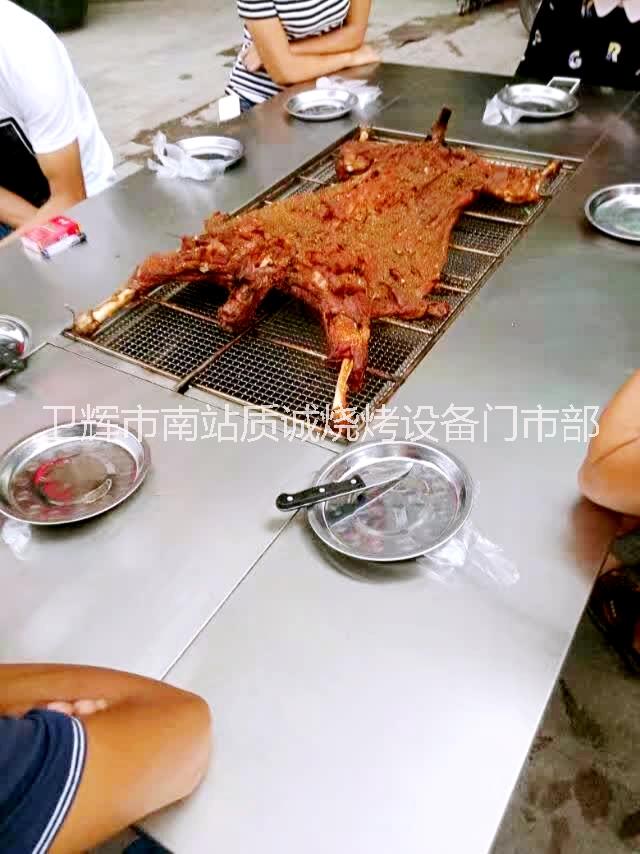 河南老楊鉚焊廠供應(yīng)燒烤桌 不銹鋼全自動翻轉(zhuǎn)多功能無煙燒烤桌烤全羊爐烤乳豬爐烤雞爐