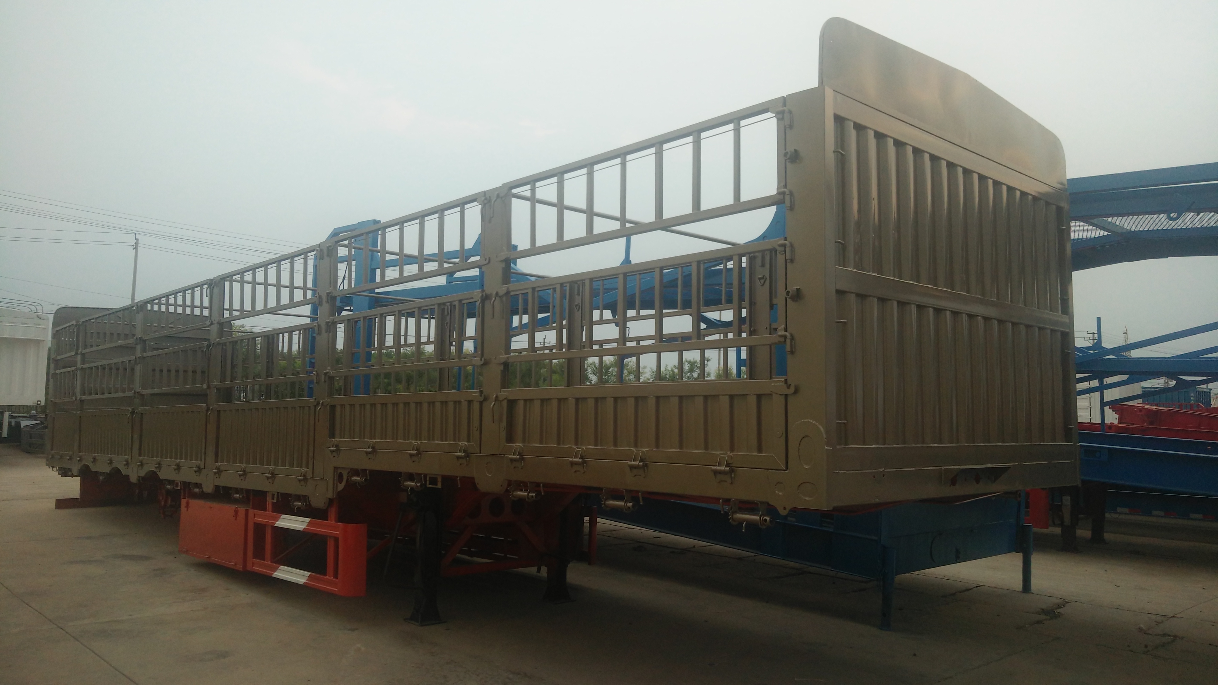 13米倉柵半掛車高配車橋輪胎 高低板樣式價(jià)格