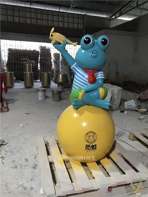 活潑可愛(ài)卡通青蛙雕塑，玻璃鋼卡通造型定制，玻璃鋼雕塑廠(chǎng)家