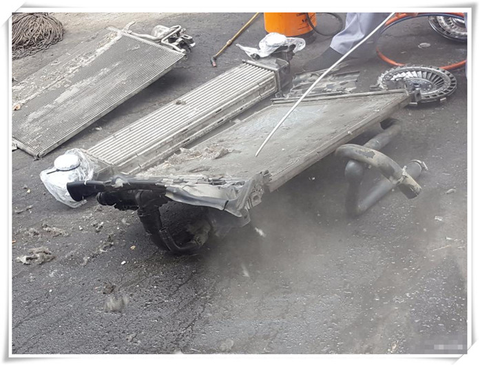 沃爾沃XC60水溫高 清洗水箱冷凝器來解決