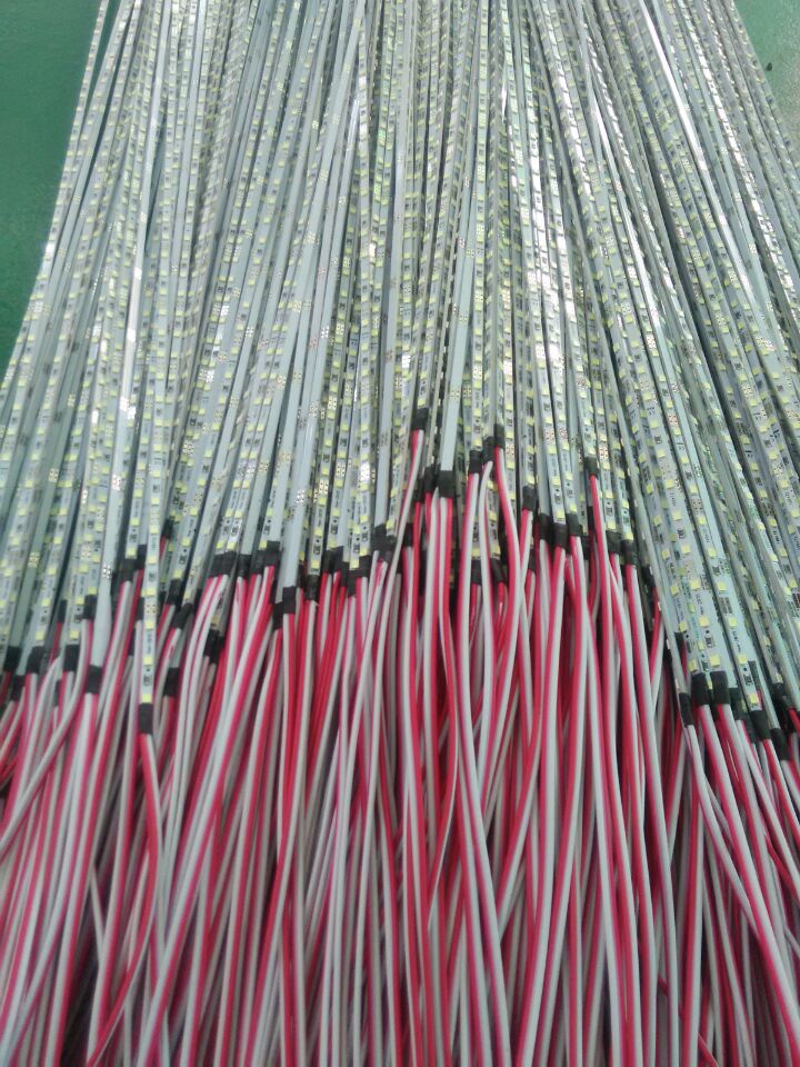 4毫米燈條一米72燈4mm超薄燈箱燈條高亮壽命長(zhǎng)12V優(yōu)惠出售