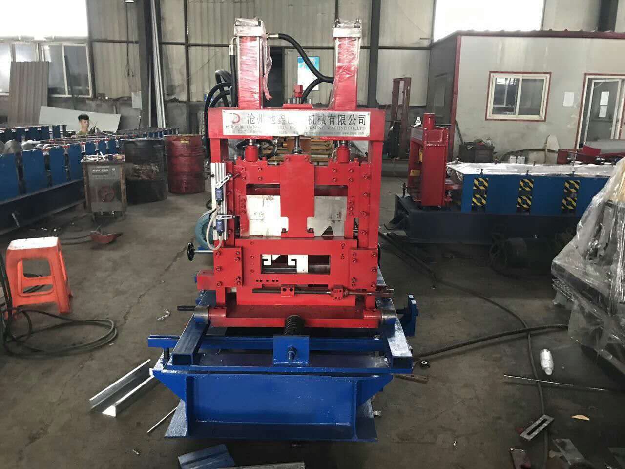 壓制c型檁條設(shè)備 手搖換型c型鋼機(jī) c型鋼壓瓦機(jī)