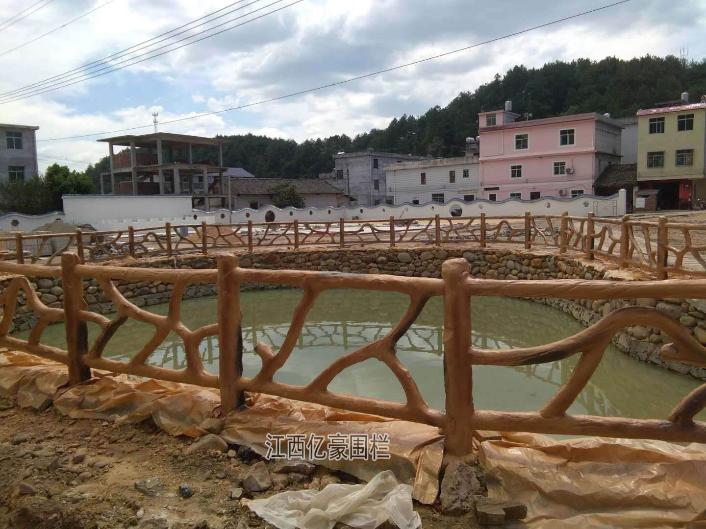 崇左水泥仿木欄桿批發(fā)  來(lái)賓河道仿石護(hù)欄 賀州混凝土仿樹(shù)皮圍欄現(xiàn)貨