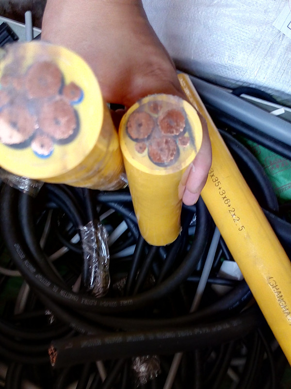 東北使用耐低溫耐磨耐彎曲護(hù)套電纜拖鏈電纜