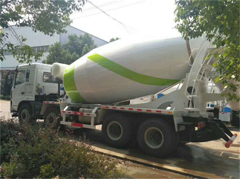 6乘4驅(qū)動水泥攪拌車，8至15方
