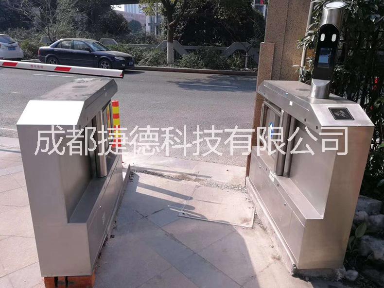 納溪JD動(dòng)態(tài)人臉識(shí)別一體機(jī)可用于小區(qū)面部識(shí)別門禁 學(xué)生掃臉出入校園