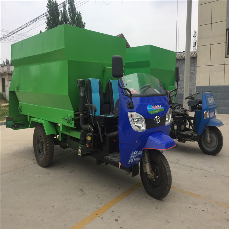 潤華撒料車5立方喂養(yǎng)料草牛羊省事省人力廠家直銷 養(yǎng)牛場用撒料車 牛羊飼喂車
