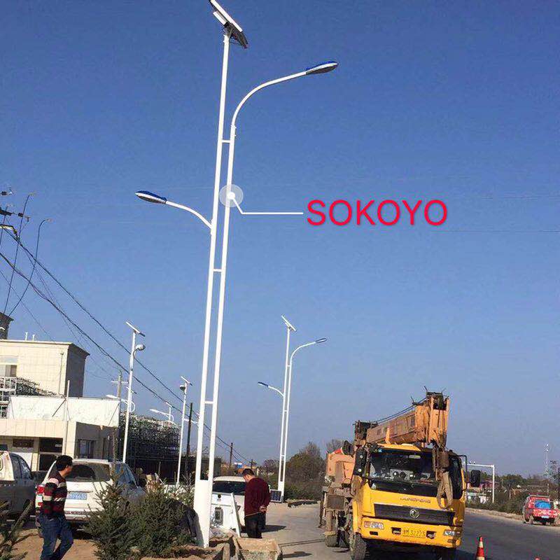 甘肅慶陽(yáng)市慶城縣白馬鋪鎮(zhèn)安裝10米高低臂鋰電太陽(yáng)能路燈江蘇開元照明供應(yīng)